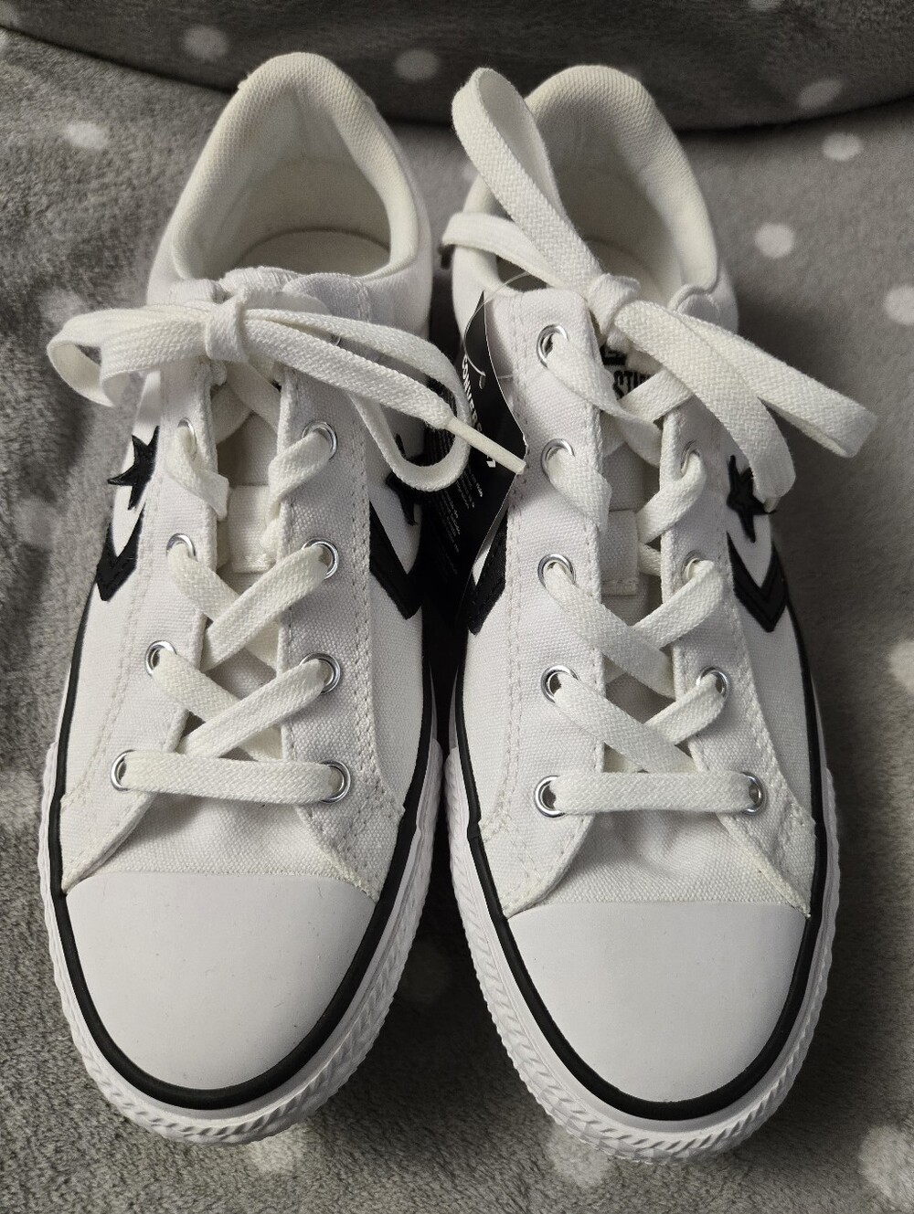 Converse White Kids Size 6 Low-Top Sneakers with Black Star Chevron